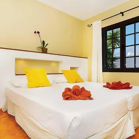 Puerto Del Carmen Sleeps 6 Wifi Villa Puerto del Carmen (Lanzarote)